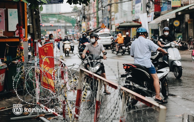  Người Sài Gòn chui hàng rào thép gai để giao hàng vì chốt chặn một số nơi chưa được tháo gỡ - Ảnh 7.