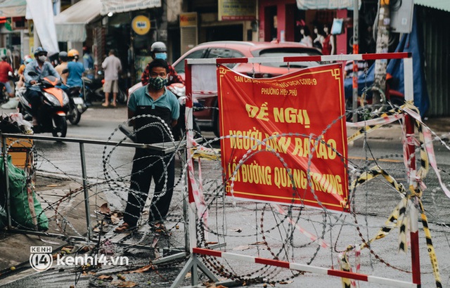  Người Sài Gòn chui hàng rào thép gai để giao hàng vì chốt chặn một số nơi chưa được tháo gỡ - Ảnh 8.