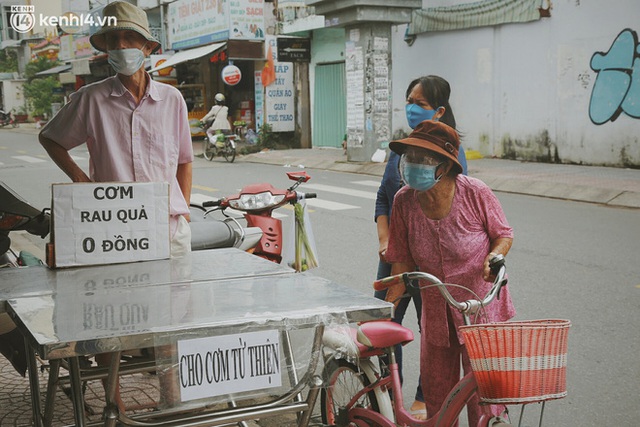  Ông bà cụ cặm cụi nấu từng suất cơm 0 đồng cho bà con nghèo ở Sài Gòn: Ngoại làm cực mà vui, ngày ngủ có 3 tiếng nhưng khỏe re - Ảnh 10.