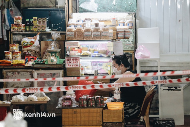  Tiểu thương phấn khởi khi chợ Bến Thành dần nhộn nhịp trở lại: “Mừng lắm, mong Sài Gòn trở lại cuộc sống như ngày xưa” - Ảnh 11.
