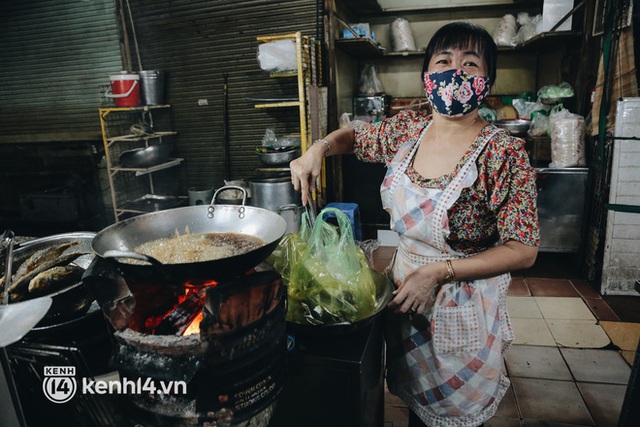  Tiểu thương phấn khởi khi chợ Bến Thành dần nhộn nhịp trở lại: “Mừng lắm, mong Sài Gòn trở lại cuộc sống như ngày xưa” - Ảnh 12.
