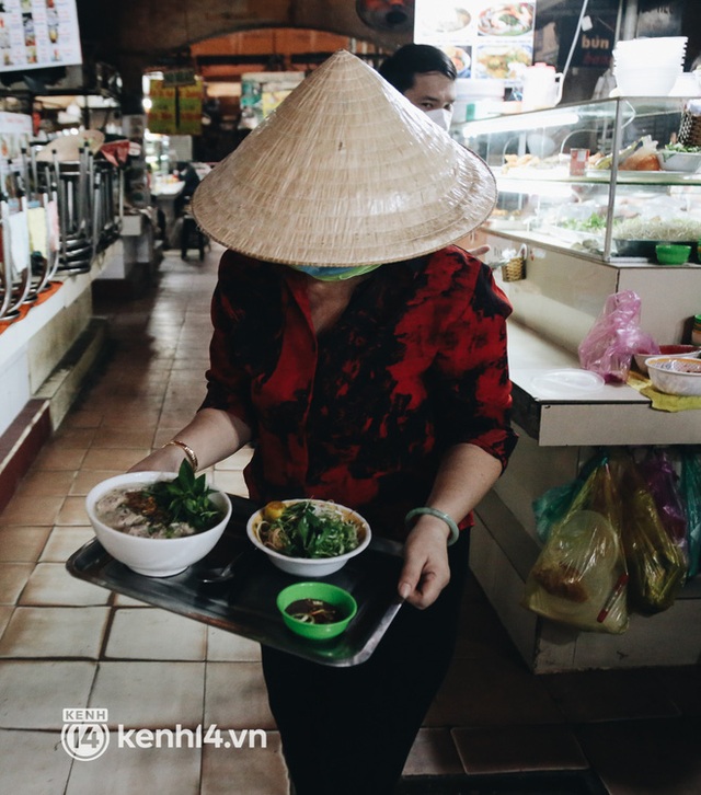  Tiểu thương phấn khởi khi chợ Bến Thành dần nhộn nhịp trở lại: “Mừng lắm, mong Sài Gòn trở lại cuộc sống như ngày xưa” - Ảnh 13.