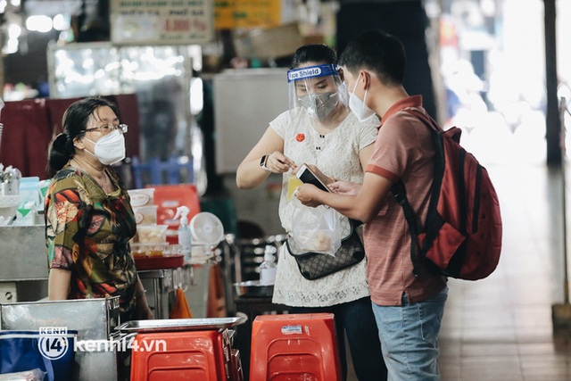  Tiểu thương phấn khởi khi chợ Bến Thành dần nhộn nhịp trở lại: “Mừng lắm, mong Sài Gòn trở lại cuộc sống như ngày xưa” - Ảnh 14.