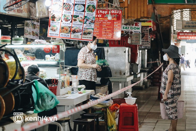  Tiểu thương phấn khởi khi chợ Bến Thành dần nhộn nhịp trở lại: “Mừng lắm, mong Sài Gòn trở lại cuộc sống như ngày xưa” - Ảnh 17.