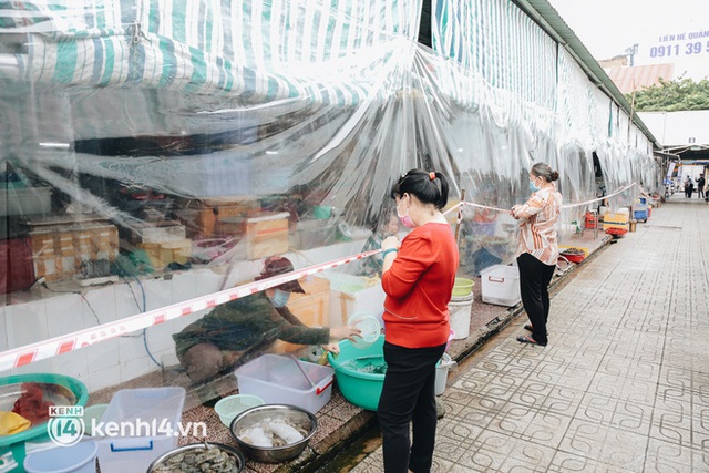  Tiểu thương phấn khởi khi chợ Bến Thành dần nhộn nhịp trở lại: “Mừng lắm, mong Sài Gòn trở lại cuộc sống như ngày xưa” - Ảnh 3.