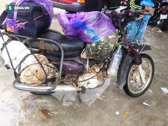  Một doanh nhân mua 15 chiếc xe máy, chở ra đèo Hải Vân tặng bà con vượt hàng nghìn km về quê - Ảnh 4.