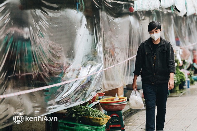  Tiểu thương phấn khởi khi chợ Bến Thành dần nhộn nhịp trở lại: “Mừng lắm, mong Sài Gòn trở lại cuộc sống như ngày xưa” - Ảnh 5.