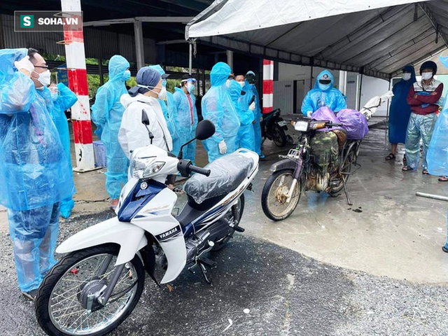  Một doanh nhân mua 15 chiếc xe máy, chở ra đèo Hải Vân tặng bà con vượt hàng nghìn km về quê - Ảnh 5.