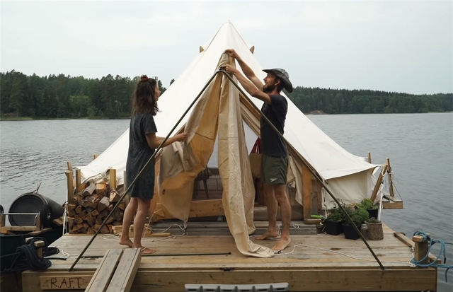 Cặp vợ chồng 8X dựng một chiếc lều 20 mét vuông trên mặt nước, cùng nhau sống cuộc sống trôi nổi tự do tự tại - Ảnh 1.