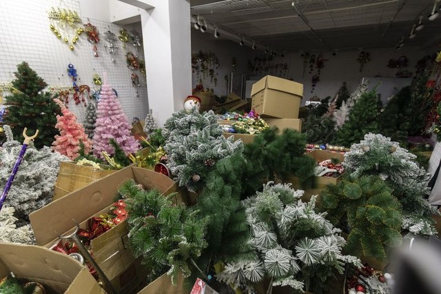 Giáng sinh ‘buồn’: Công xưởng đồ trang trí lớn nhất thế giới tê liệt, từ dây kim tuyến đến cây thông Noel đều có thể sẽ ‘đội giá’ trên toàn cầu - Ảnh 2.