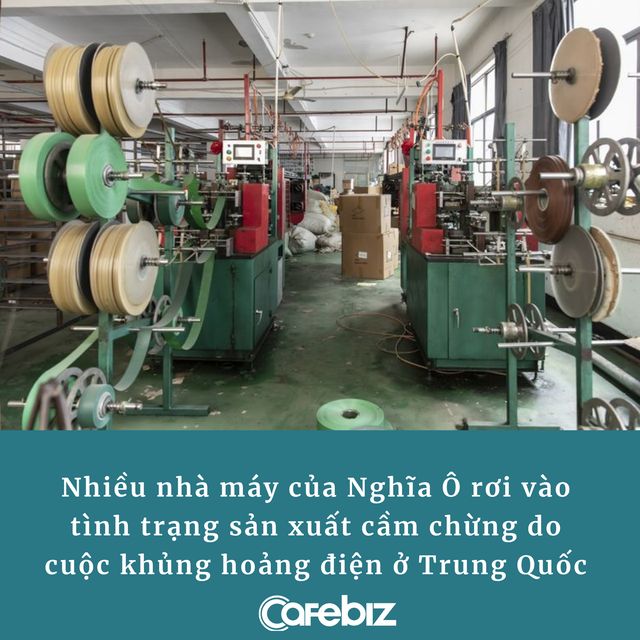 Giáng sinh ‘buồn’: Công xưởng đồ trang trí lớn nhất thế giới tê liệt, từ dây kim tuyến đến cây thông Noel đều có thể sẽ ‘đội giá’ trên toàn cầu - Ảnh 1.