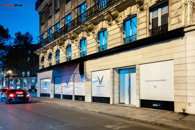 Ảnh độc quyền: Diện kiến showroom VinFast 3 mặt tiền giữa Paris, đẹp lung linh chỉ chờ mở cửa - Ảnh 2.