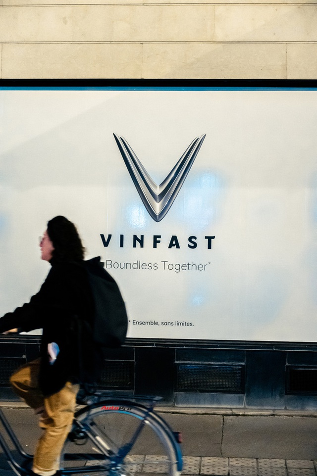 Ảnh độc quyền: Diện kiến showroom VinFast 3 mặt tiền giữa Paris, đẹp lung linh chỉ chờ mở cửa - Ảnh 12.