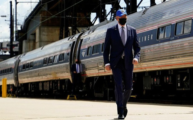 Tổng thống Mỹ Joe Biden đứng bên ngoài đoàn tàu của Amtrak tại Pennsylvania tháng 4/2021. Nguồn ảnh: Internet
