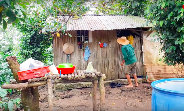  Youtuber nghèo nhất Việt Nam: Ở nhà dột, đi phụ hồ và nghị lực kiếm tiền đổi đời - Ảnh 2.