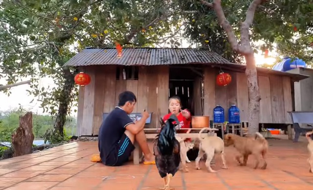  Youtuber nghèo nhất Việt Nam: Ở nhà dột, đi phụ hồ và nghị lực kiếm tiền đổi đời - Ảnh 7.