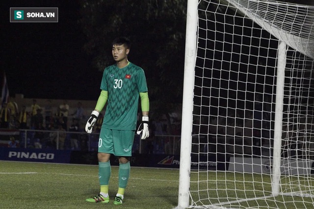  Thầy Park ngỡ ngàng, thủ môn ĐTVN bất ngờ phát hiện dị tật, nguy cơ không thể dự AFF Cup - Ảnh 1.