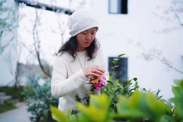 Nữ giám đốc doanh nghiệp quyết định nghỉ việc về quê trồng hoa ở tuổi 40 - Ảnh 16.