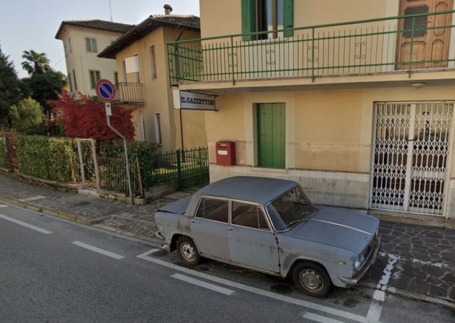 Đỗ yên 1 chỗ trong gần 50 năm, chiếc xe cổ bỗng trở thành địa điểm du lịch nổi tiếng tại Ý - Ảnh 1.