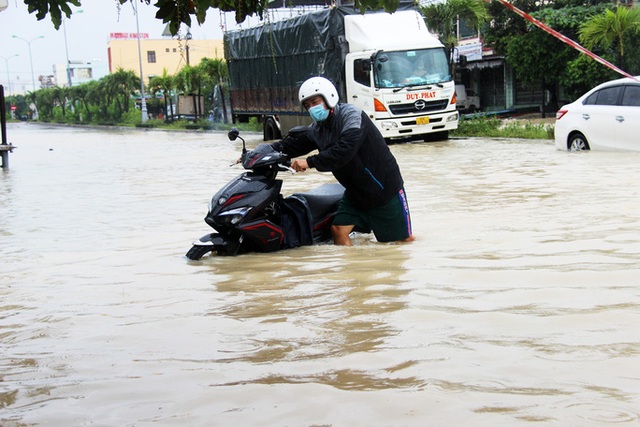  Mưa lớn kéo dài, nhiều nơi ở Bình Định chìm trong biển nước  - Ảnh 1.