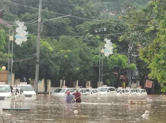  Mưa lớn kéo dài, nhiều nơi ở Bình Định chìm trong biển nước  - Ảnh 4.