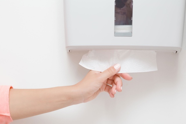Đi vệ sinh dùng giấy hay máy sấy tay? Câu hỏi tạo nên cuộc đối đầu không hồi kết của 2 ngành sản xuất - Ảnh 3.