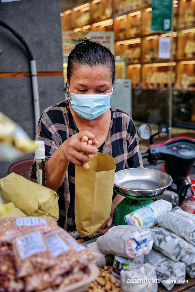 Xe đậu phộng rang chao đỏ cực hiếm của người Hoa, hơn 50 năm nằm lọt thỏm ở góc phố nhưng vẫn tồn tại bền bỉ nhờ cái mùi vị “ăn rồi là mê”! - Ảnh 11.