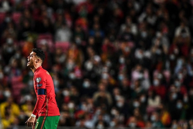  Ronaldo suy sụp, buồn bã tột cùng sau thất bại khiến Bồ Đào Nha mất vé đi World Cup 2022 - Ảnh 3.