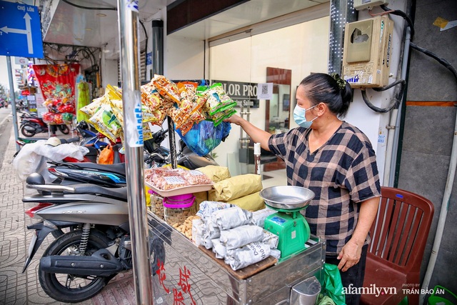 Xe đậu phộng rang chao đỏ cực hiếm của người Hoa, hơn 50 năm nằm lọt thỏm ở góc phố nhưng vẫn tồn tại bền bỉ nhờ cái mùi vị “ăn rồi là mê”! - Ảnh 4.