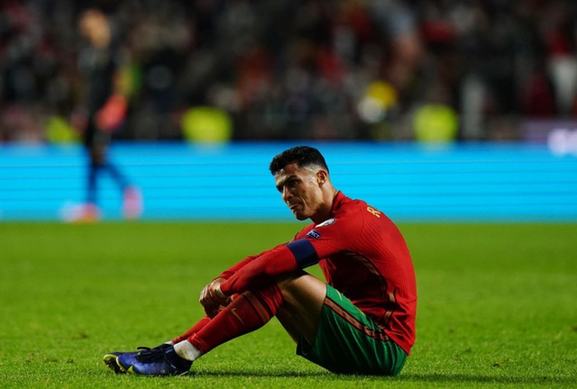  Ronaldo suy sụp, buồn bã tột cùng sau thất bại khiến Bồ Đào Nha mất vé đi World Cup 2022 - Ảnh 5.