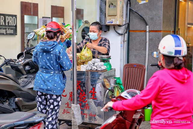 Xe đậu phộng rang chao đỏ cực hiếm của người Hoa, hơn 50 năm nằm lọt thỏm ở góc phố nhưng vẫn tồn tại bền bỉ nhờ cái mùi vị “ăn rồi là mê”! - Ảnh 10.