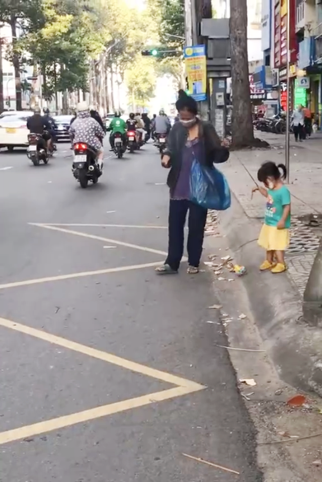  Bé 2 tuổi ở Sài Gòn bị buộc dây dắt đi bán vé số: Gia cảnh tận cùng đau khổ - Ảnh 2.
