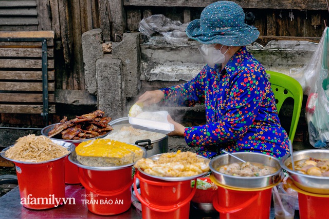 Hàng cơm tấm kê xô với mâm đồ ăn 6 món nhìn thôi đã thèm, đặc biệt chỉ kê duy nhất 1 chiếc bàn suốt 30 năm vậy mà trong 3 tiếng là hết sạch! - Ảnh 1.