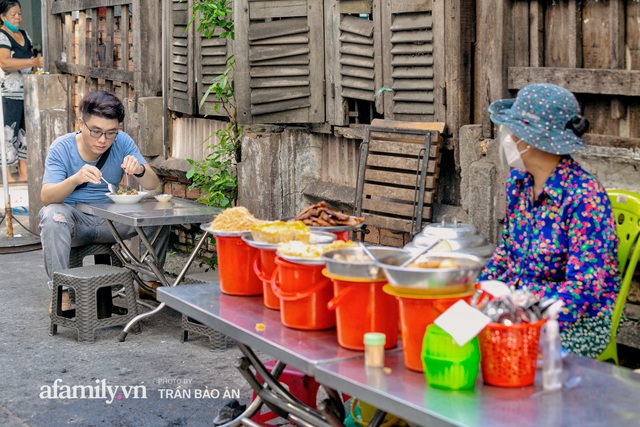 Hàng cơm tấm kê xô với mâm đồ ăn 6 món nhìn thôi đã thèm, đặc biệt chỉ kê duy nhất 1 chiếc bàn suốt 30 năm vậy mà trong 3 tiếng là hết sạch! - Ảnh 2.