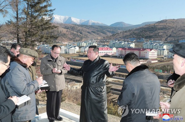  Ông Kim Jong-un tái xuất sau 35 ngày vắng bóng: Đẹp trai, phong độ như tài tử điện ảnh! - Ảnh 2.