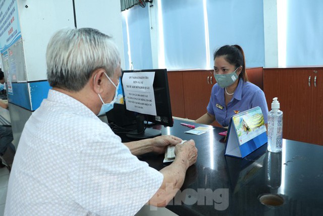 Ngày đầu bán vé tàu Tết: Mua thôi chứ không biết có về được không! - Ảnh 4.