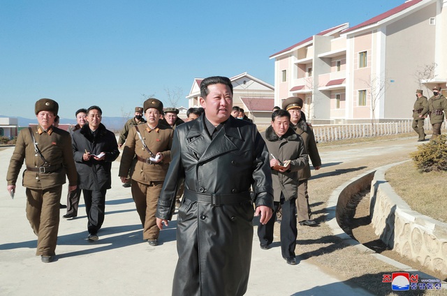  Ông Kim Jong-un tái xuất sau 35 ngày vắng bóng: Đẹp trai, phong độ như tài tử điện ảnh! - Ảnh 4.