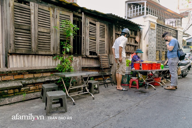 Hàng cơm tấm kê xô với mâm đồ ăn 6 món nhìn thôi đã thèm, đặc biệt chỉ kê duy nhất 1 chiếc bàn suốt 30 năm vậy mà trong 3 tiếng là hết sạch! - Ảnh 5.