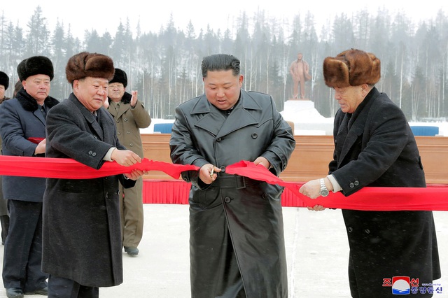  Ông Kim Jong-un tái xuất sau 35 ngày vắng bóng: Đẹp trai, phong độ như tài tử điện ảnh! - Ảnh 5.