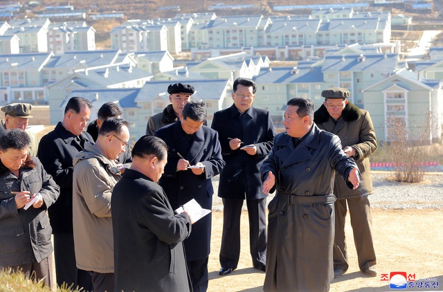  Ông Kim Jong-un tái xuất sau 35 ngày vắng bóng: Đẹp trai, phong độ như tài tử điện ảnh! - Ảnh 6.