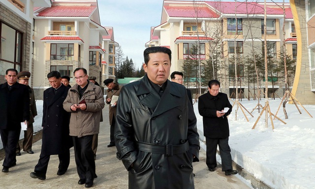  Ông Kim Jong-un tái xuất sau 35 ngày vắng bóng: Đẹp trai, phong độ như tài tử điện ảnh! - Ảnh 7.