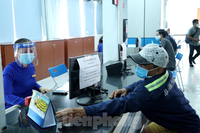 Ngày đầu bán vé tàu Tết: Mua thôi chứ không biết có về được không! - Ảnh 8.