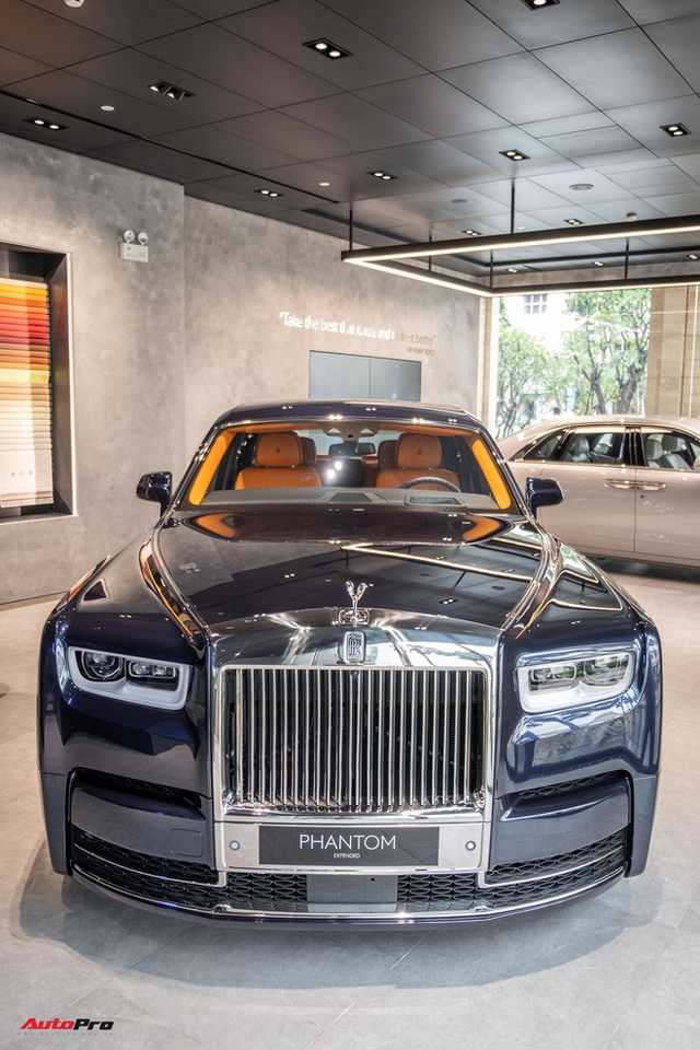 Thử làm khách VIP vào đại lý Rolls-Royce Việt Nam: Gửi xe 200.000 đồng, người ngoài không được tự ý mở cửa, ngồi thử xe gần 30 tỷ đồng - Ảnh 11.