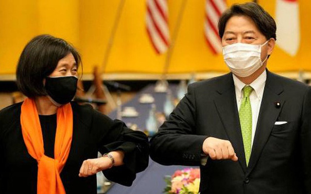 Đại diện thương mại Mỹ Katherine Tai (trái) và Ngoại trưởng Nhật Bản Yoshimasa Hayashi tại cuộc gặp ở Tokyo hôm 17/11. Ảnh: AP