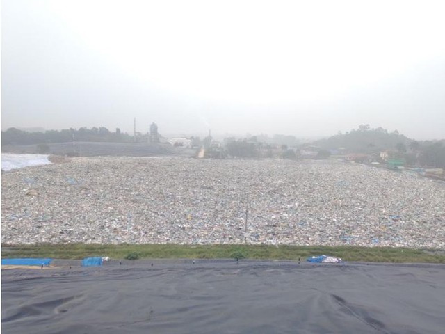 Hồ chứa quá tải, bãi rác lớn nhất Hà Nội đề xuất tạm ngừng hoạt động 3 ngày - Ảnh 1.