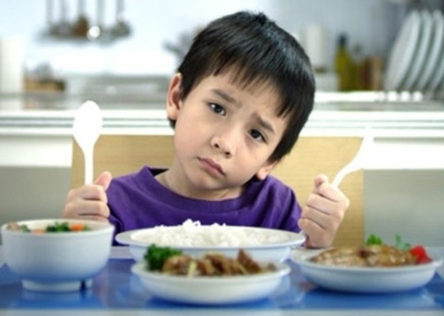 Nếu con cái có 3 thói quen này khi ăn, cha mẹ cần cảnh giác: Dấu hiệu bất ổn về tâm lý! - Ảnh 3.
