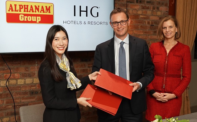 Bà Nguyễn Ngọc Mỹ - Tổng giám đốc Công ty Cổ phần Địa ốc Alphanam và ông Michael Cockcroft - Giám đốc tài chính EMEAA của IHG đang trao Bản Ghi nhớ hợp tác.