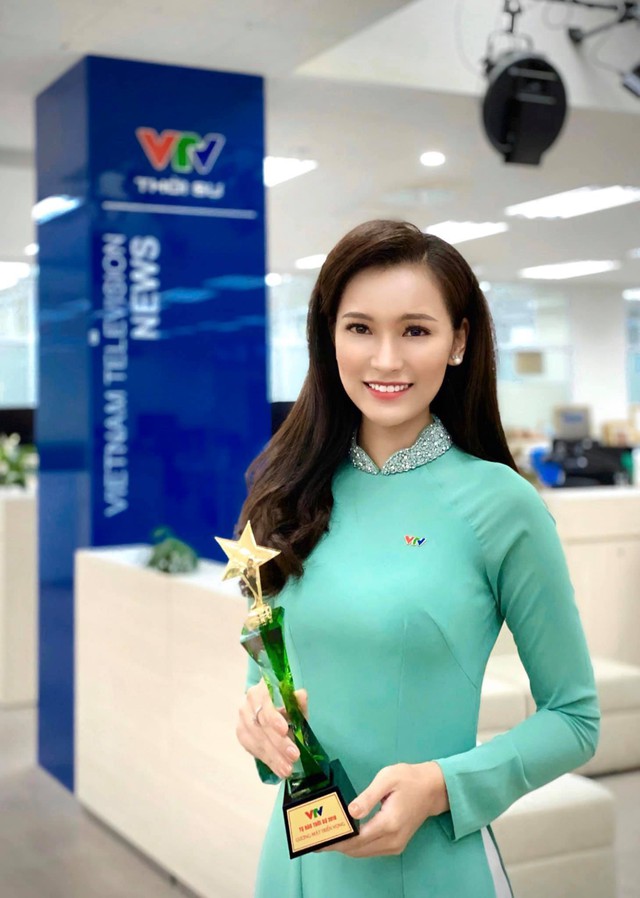 BTV nữ trẻ tuổi nhất chương trình Thời sự VTV gây chú ý với học vấn khủng, ngoài đời còn trẻ trung khác hẳn trên sóng - Ảnh 1.