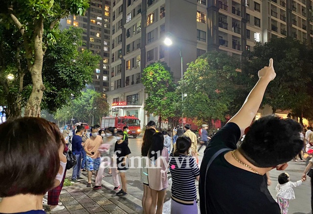 Hà Nội: Cháy căn hộ tầng 15 chung cư cao cấp, hàng trăm cư dân hoảng hốt tháo chạy trong đêm - Ảnh 2.
