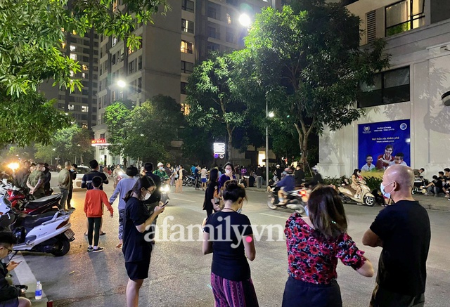 Hà Nội: Cháy căn hộ tầng 15 chung cư cao cấp, hàng trăm cư dân hoảng hốt tháo chạy trong đêm - Ảnh 5.